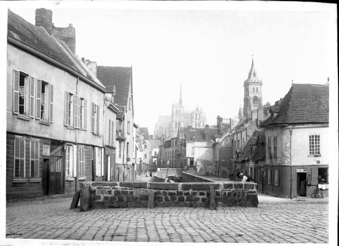 Vue du quartier Saint-Leu. Cathédrale d'Amiens et église Saint-Leu