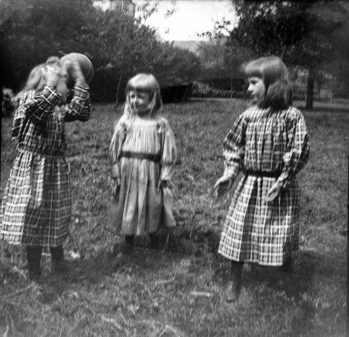 Trois petite filles jouant à la balle