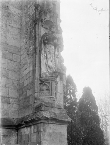 Eglise, statue sur pilier de Saint Jean Baptiste