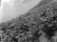 Paysage de montagne : un promeneur sur un versant rocheux