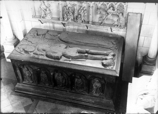 Eglise d'Ailly-sur-Noye : tombeau de Jean de Luxembourg seigneur d'Haubourdin (mort en 1466) et Jacqueline de La Trémoille, son épouse