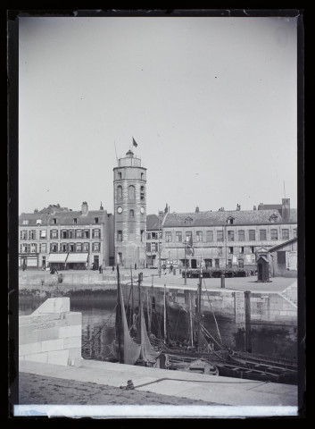 82 - Dunkerque la Tour vue du port - juillet 1898