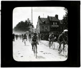 1911. Amiens. Arrivée au contrôle des coureurs indépendants de Paris-Roubaix