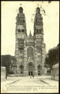 Carte postale intitulée "Tours (I.-et-L.). La cathédrale Saint-Gatien (XIIe et XVIe siècles) fut commencée en 1170 et achevée en 1547. La Tour Sud mesure 69 m. de hauteur, celle du Nord 70 m.". Correspondance de Raymond Paillart à sa femme Clémence