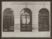 Détails de la façade et des grilles de la Caisse d'épargne d'Amiens. Pancarte indiquant : "A partir du 1er juin 1921, la Caisse d'épargne sera fermée les dimanches et jours fériés"