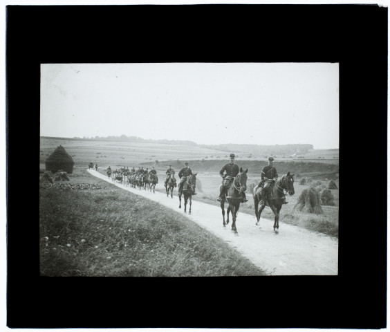 Manoeuvres du service de santé - route de Saint-Fuscien à Cagny - août 1905