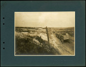 Voitures de ravitaillement militaire sur la route d'Herbécourt (Somme)