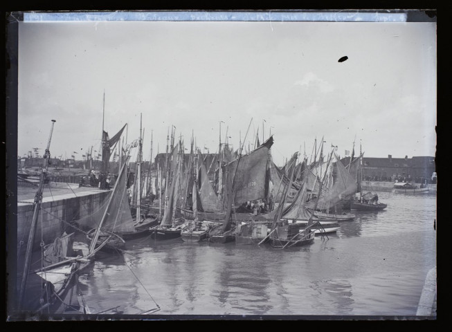 191 - Dunkerque bateau pêcheurs entrée près du beffroi - septembre 189(&)