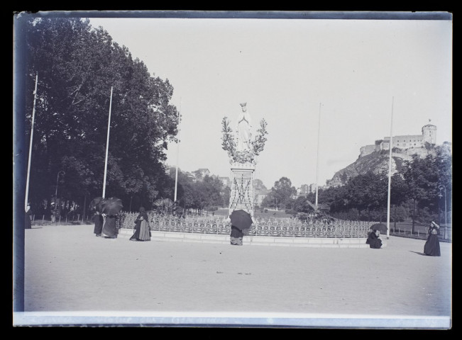 Lourdes statue sur l'esplanade - septembre 1899