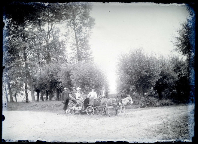 Environs de Martinsart (Somme). Famille Danel, balade dans petite calèche tirée par deux ânes