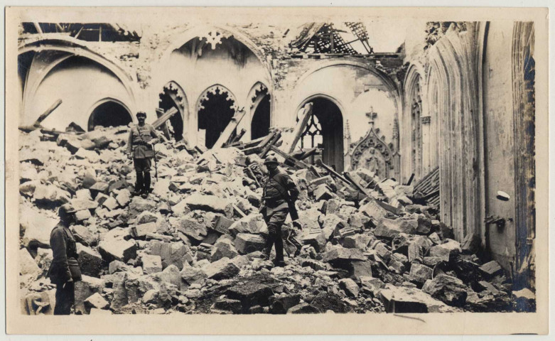 Soldats français juchés sur les gravas de l'église de Roye détruite par les bombardements