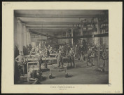 Ecole professionnelle, atelier de fer. Photo montrant des ouvriers dans un atelier du fer