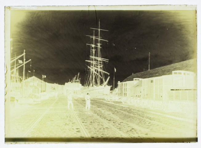 Dunkerque vaisseau vue prise sur les rails - août 1897