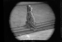 Excursion des Rosati Picards à Cocquerel le 29 mai 1921 : statuette en bois de la Sainte-Barbe ou Saint-Catherine de l'église de Cocquerel