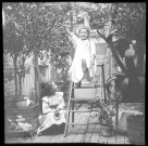 Scène familiale. Portrait de fillettes jouant dans une cour