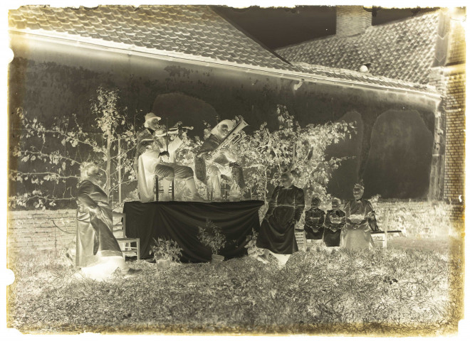 Martinsart (Somme). Un orchestre improvisé dans le jardin de la famille Danel