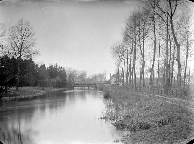 Paysage des bords de Somme. Vue du canal : le chemin de halage, un pont métallique, une villa
