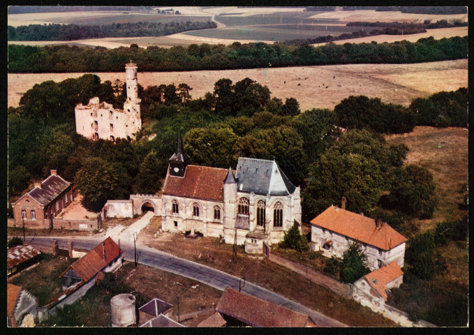 Folleville (Somme). Vue aérienne. Ruines du château et tour, XIIIe s., église, monument historique