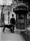 Un homme portant un chapeau haut de forme et un chien Barzoï ou lévrier russe