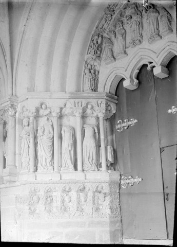 Candas. Eglise, statues du portail