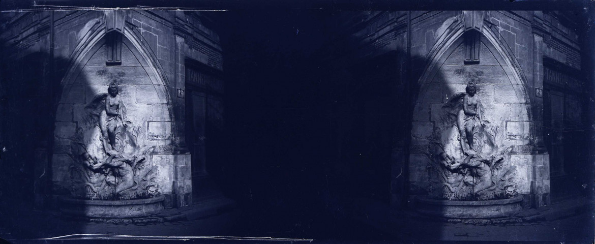 Beauvais. Fontaine des Amis des Arts, dite de la Vénus Naissante, rue de la Frette à Beauvais . A droite s trouve une tannerie