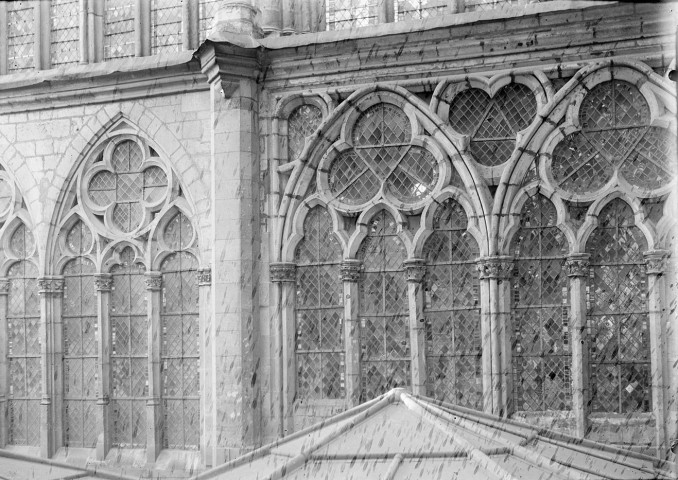 Cathédrale; fenêtres du Triforium