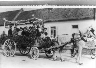 Montigny-sur-l'Hallue. Cavalcade dans les rues du village : personnages dans une charrette tirée par des chevaux