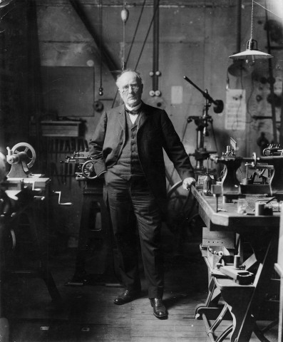 Portrait du physicien Edouard Branly dans son laboratoire de l'Institut Catholique