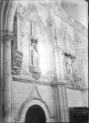 Eglise de Saint-Riquier, vue intérieure : la statue de Vierge à l'enfant et l'ensemble des satues de Saint-Roch, Saint Sébastien et Saint Antoine ornant le mur de la Trésorerie sur le transept sud