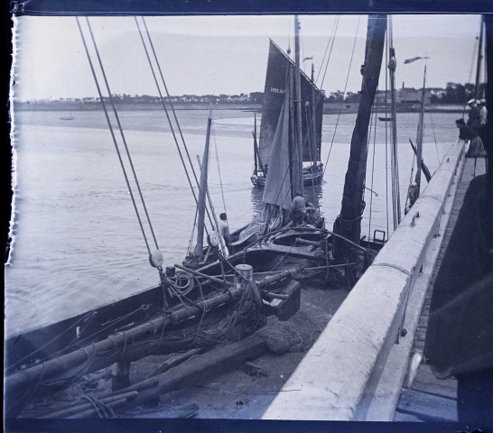 Le Crotoy (Somme). Bateau de pêche amarré