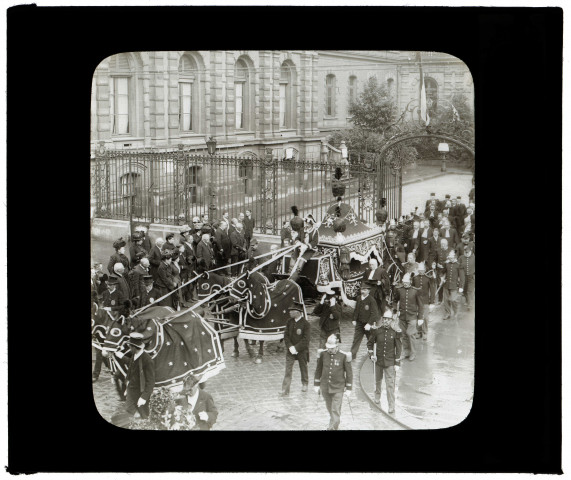 Amiens 1910. Deuil de M. Catoire, maire d'Amiens. La sortie de la mairie
