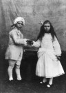 Coisy. Deux enfants, Jacques Vadurel et Marguerite Oudart en costume de théâtre