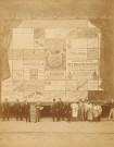 Amiens. Groupe de personnes posant devant une immense fresque publicitaire peinte