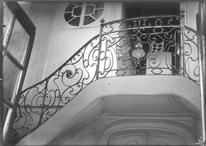 Rampe d'escalier en fer forgé dans la Villa Bagatelle à Abbeville