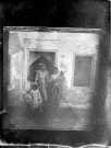 Scène de voyage : une famille orientale devant le seuil de sa maison