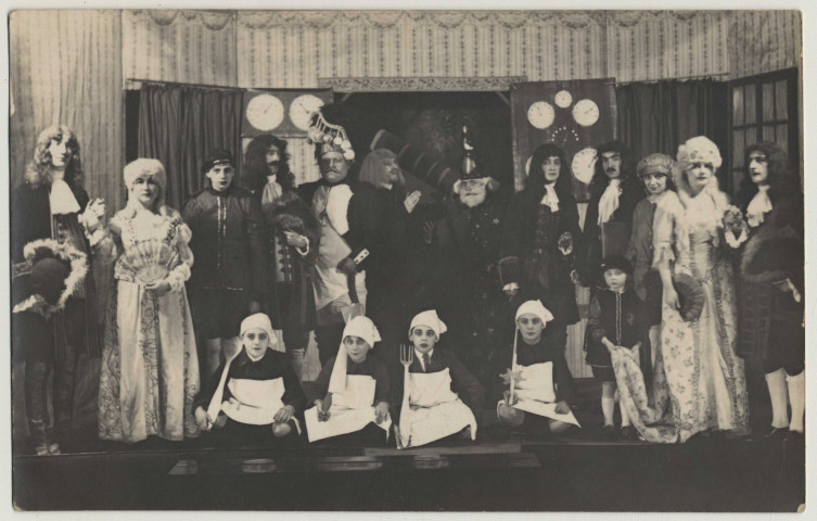 Amiens. Scène d'une pièce de théâtre. Dix-sept acteurs posent devant un décor représentant un observatoire astronomique