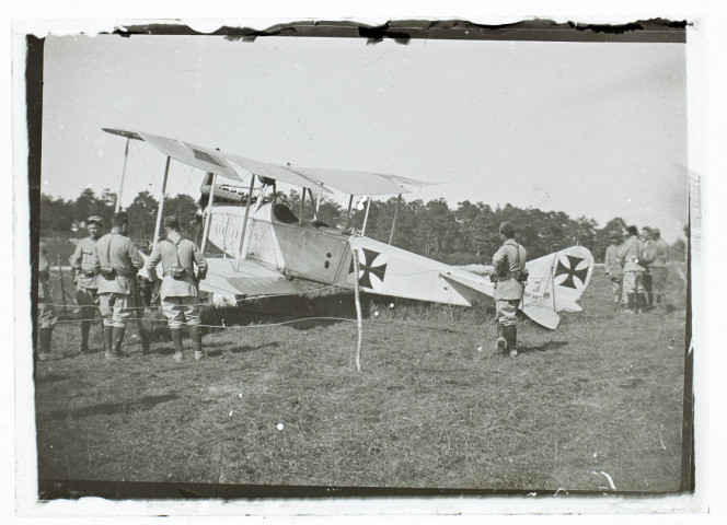 [Soldats autour d'un avion de chasse allemand - Guerre 1914-1918]