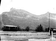 Paysage de montagne traversé par une voie ferrée