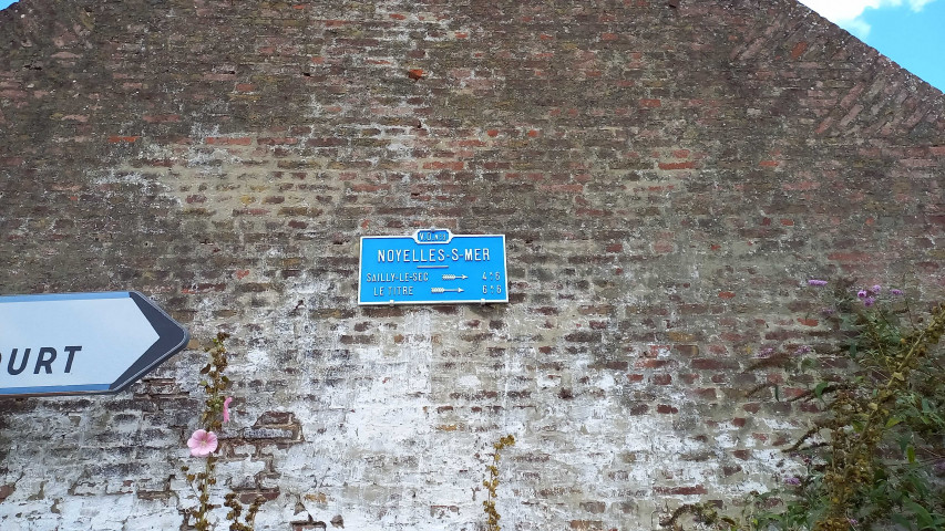 Noyelles-sur-Mer. Ancienne plaque directionnelle dite plaque de cocher V.O. n° 3 vers Sailly-le-Sec (4,6 km) et Le Titre (6,6 km)