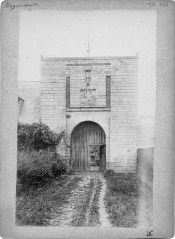Porte monumentale du XVe siècle à Moyencourt