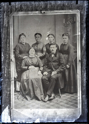 Photographie d'une photographie de famille accrochée au mur