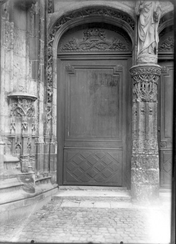 Eglise Saint-Pierre à Montdidier, vue de détail : le portail