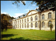En Picardie. Abbaye Notre-Dame du Gard (XVIIIe siècle). Maison mère des Frères Auxiliaires. Le bâtiment principal