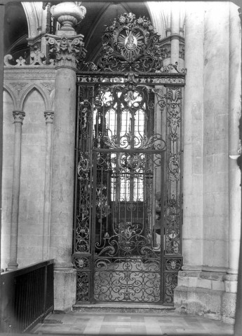 Cathédrale Notre-Dame d'Amiens, vue intérieure : les grilles de choeur