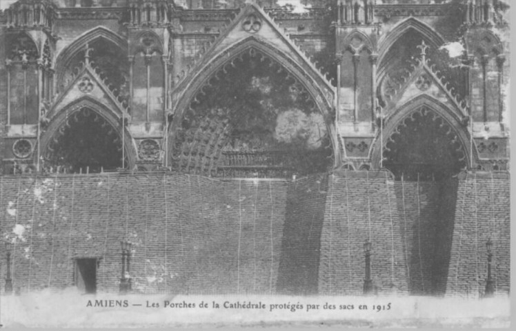 Les porches de la cathédrale protégés par des sacs en 1915