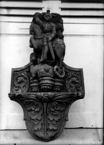 Francières : console en bois provenant de Buscourt, représentant Saint-Georges