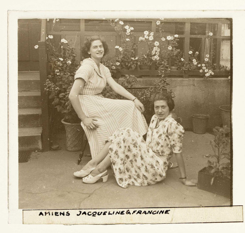 Amiens (Somme). Jacqueline et Francine dans le jardin de la maison du photographe