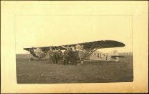 Aérodrome de Glisy. Groupe posant devant des avions Potez