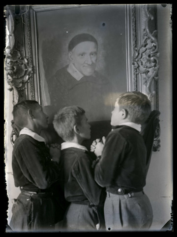Enfants en adoration devant le portrait de Saint-Vincent de Paul