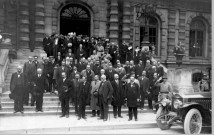 Visite officielle du président Poincaré à Amiens. La délégation officielle sur les marches de l'Hôtel-de-Ville (13 juillet 1919 )